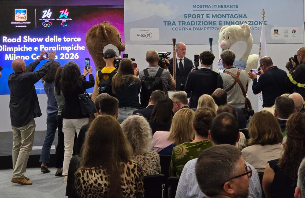 Luca Zaia scopre le torcie olimpica e paralimpica a Longarone Fiere Dolomiti