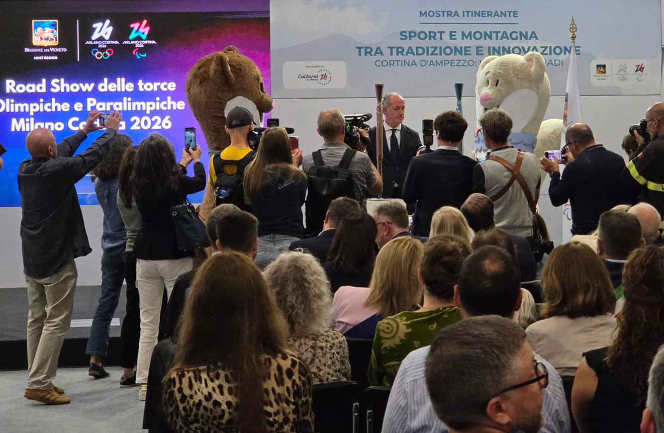 Luca Zaia scopre le torcie olimpica e paralimpica a Longarone Fiere Dolomiti