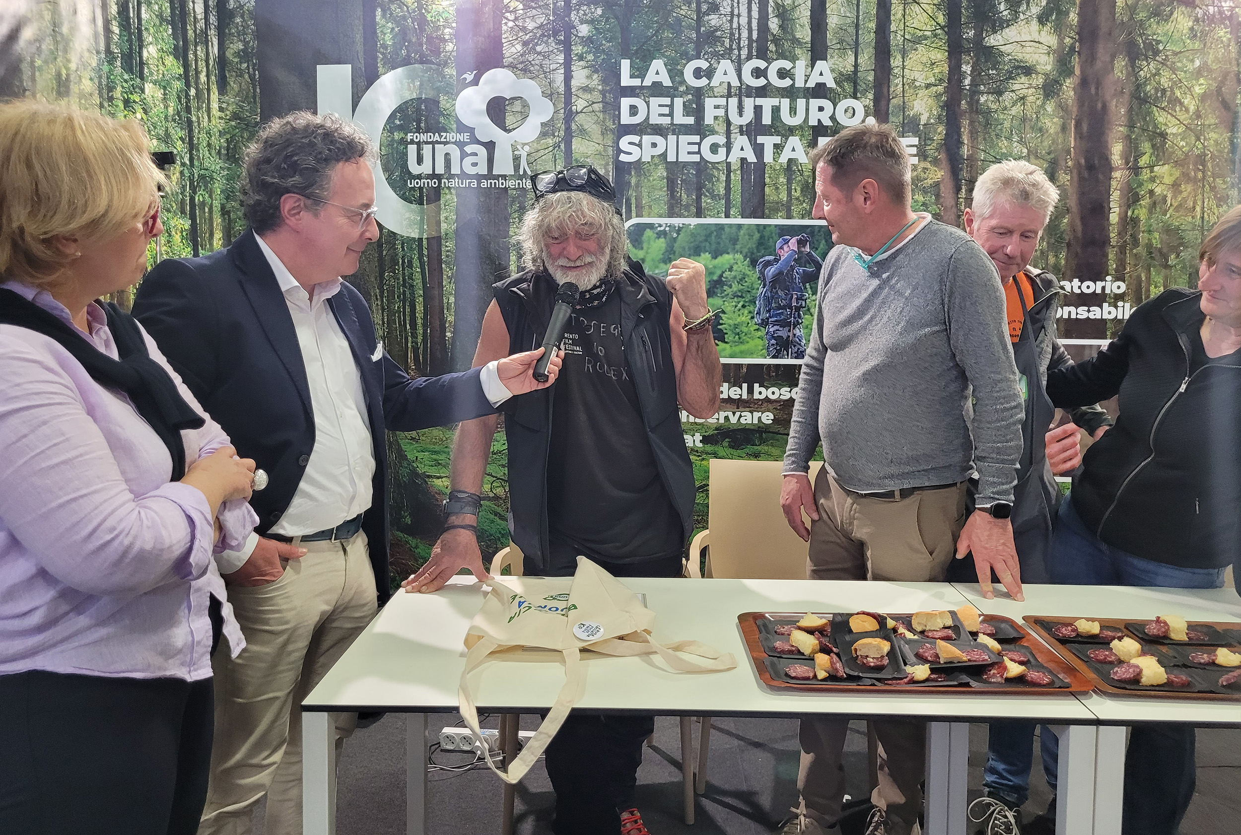 Mauro Corona alla degustazione di salami alpini con UNA e i Distretti Venatori