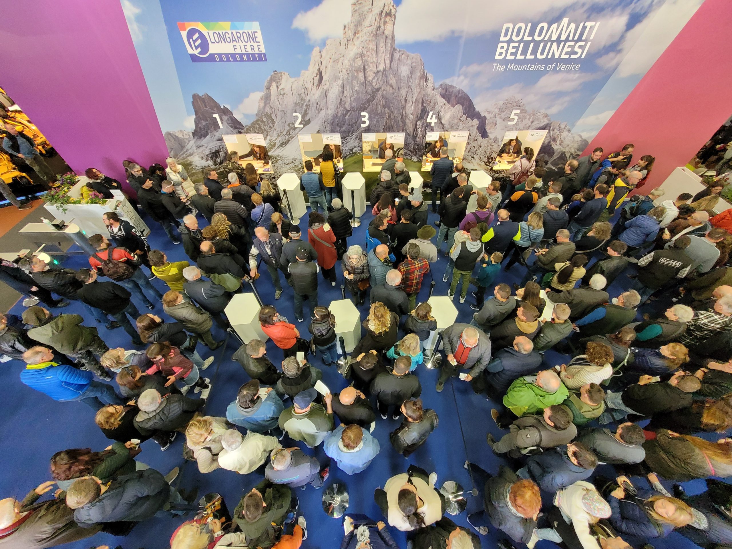 Biglietteria Longarone Fiere Dolomiti pubblico fotografato dall'alto